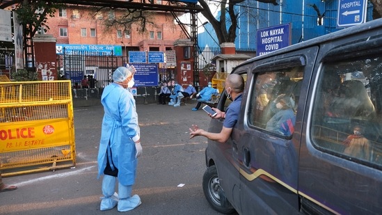 Health workers turn away a vehicle at the main entrance of the LNJP Hospital in New Delhi on April 25. The crisis reach the courts on multiple occasions, after hospitals exercised all options they had, including by raising alarm on social media. The Union as well as Delhi government were pulled up on several occasions, and have since announced several steps to ease the crisis.(T. Narayan / Bloomberg)