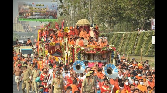 Niranjani Akhada goes for shahi snan at Mahakumbh. (Rameshwar Gaur/HT photo) Niranjani Akhada goes for shahi snan at Mahakumbh. (Rameshwar Gaur/HT photo)