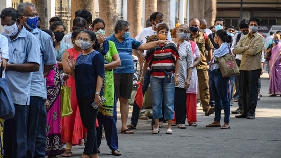 People stand in a queue to receive a dose of Covid-19 vaccine at Nair Hospital in Mumbai.(PTI Photo) People stand in a queue to receive a dose of Covid-19 vaccine at Nair Hospital in Mumbai.(PTI Photo)