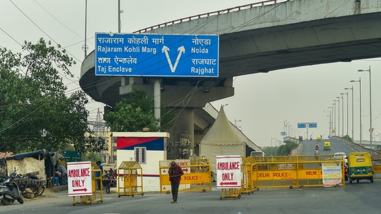 Delhi Police reserves a lane for ambulances and emergency vehicles, including oxygen tankers and cylinders, at Geeta Colony in New Delhi.(PTI) Delhi Police reserves a lane for ambulances and emergency vehicles, including oxygen tankers and cylinders, at Geeta Colony in New Delhi.(PTI)