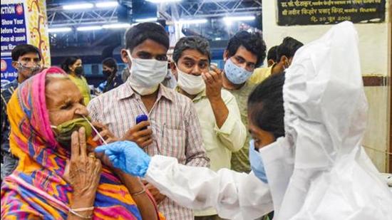 Patna: Health workers collect swab samples. (PTI) Patna: Health workers collect swab samples. (PTI)