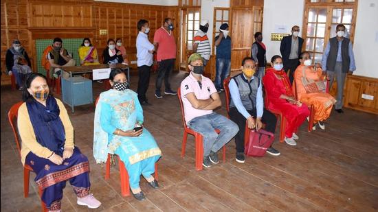 While all positive cases with fever or upper respiratory tract symptoms without any shortness of breath and an oxygen saturation of over 94% are clinically assigned as mild cases and should isolate at home (HT File)