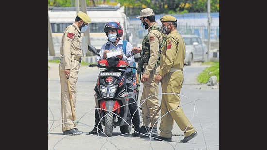 The police have erected barricades at several places, especially on prominent highways, to prohibit the movement of people on the roads. (Waseem Andrabi/HT) The police have erected barricades at several places, especially on prominent highways, to prohibit the movement of people on the roads. (Waseem Andrabi/HT)