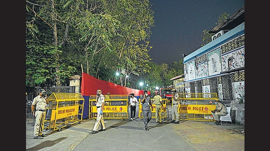 A policeman walks outside the Arun Jaitley Stadium in New Delhi on April 28, 2021 during the 2021 Indian Premier League (IPL) Twenty20 cricket match between the Sunrisers Hyderabad and the Chennai Superkings with no spectators in attendance due to the Covid-19 coronavirus pandemic. (AFP) A policeman walks outside the Arun Jaitley Stadium in New Delhi on April 28, 2021 during the 2021 Indian Premier League (IPL) Twenty20 cricket match between the Sunrisers Hyderabad and the Chennai Superkings with no spectators in attendance due to the Covid-19 coronavirus pandemic. (AFP)