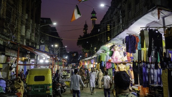 Pedestrians and shoppers in a market in the Nakhoda Masjid area of Kolkata, India, on Wednesday, April 28, 2021. (Bloomberg) Pedestrians and shoppers in a market in the Nakhoda Masjid area of Kolkata, India, on Wednesday, April 28, 2021. (Bloomberg)