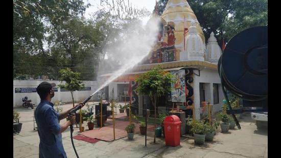 MC staff sanitising the cremation ground near KVM School in Ludhiana on Friday. (HT PHOTO) MC staff sanitising the cremation ground near KVM School in Ludhiana on Friday. (HT PHOTO)