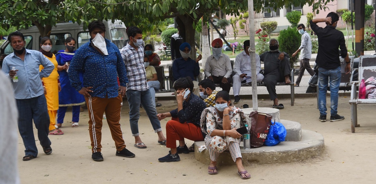 As per the data shared by the district administration, there are 481 beds earmarked for Level-3 Covid patients, out of which 454 are currently occupied. While these are official figures, the long queues of people waiting outside hospitals, waiting for a bed to fall vacant for their ailing kin, tell a different story. (HT PHOTO) As per the data shared by the district administration, there are 481 beds earmarked for Level-3 Covid patients, out of which 454 are currently occupied. While these are official figures, the long queues of people waiting outside hospitals, waiting for a bed to fall vacant for their ailing kin, tell a different story. (HT PHOTO)