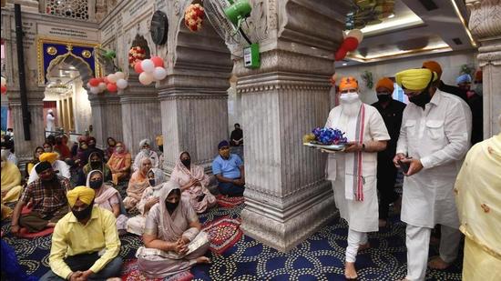 PM offered his tributes to the ninth Guru of Sikhism at Sis Ganj Sahib in Delhi.(Courtesy- Twitter) PM offered his tributes to the ninth Guru of Sikhism at Sis Ganj Sahib in Delhi.(Courtesy- Twitter)