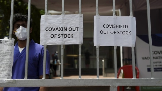A private security guard stands outside an empty Covid-19 vaccination centre after Brihanmumbai Municipal Corporation (BMC) issued a notice about no vaccinations for three days in Mumbai on April 30. Some states have said they would be unable to start the drive on day one due to the shortage of vaccines.(Kunal Patil / PTI)