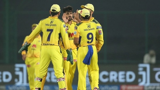 MI openers gave quck start but lost quick wickets.(IPL)
