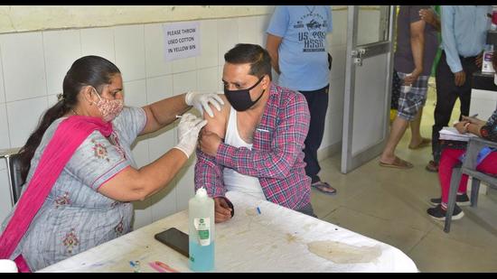 In all, 13, 085 eligible residents got jabbed on Saturday while 53,4,027 residents have been vaccinated in the district till now. (Gurpreet Singh/HT) In all, 13, 085 eligible residents got jabbed on Saturday while 53,4,027 residents have been vaccinated in the district till now. (Gurpreet Singh/HT)