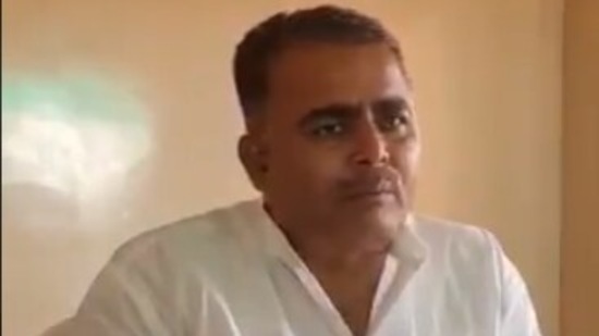 Madan Prajapat addresses a meeting on Kamlesh Prajapat encounter case. (Twitter/Madan Prajapat)
