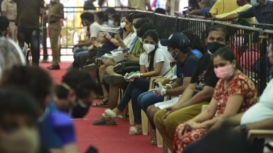 BMC is vaccinating 1,000 people at five centres in Mumbai from 1 pm on Saturday. (HT Photo/Satish Bate) BMC is vaccinating 1,000 people at five centres in Mumbai from 1 pm on Saturday. (HT Photo/Satish Bate)