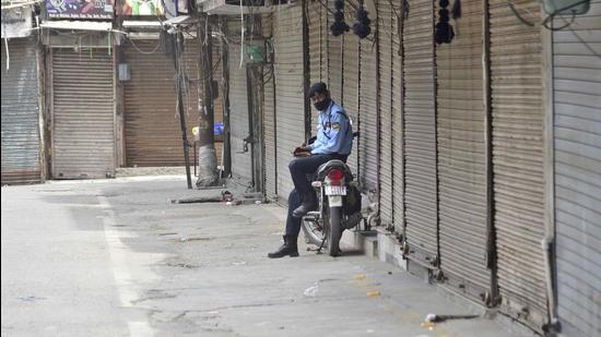 A closed shop during the weekend lockdown in Chauura Bazar on Saturday. (Gurpreet Singh) A closed shop during the weekend lockdown in Chauura Bazar on Saturday. (Gurpreet Singh)