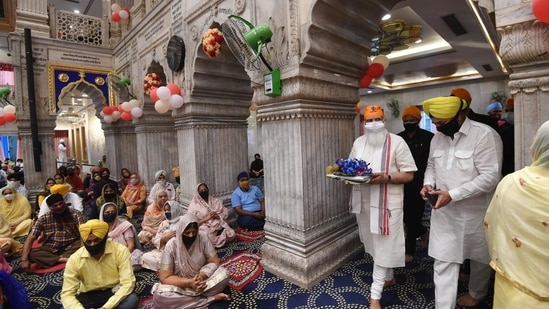 Prime Minister Narendra Modi at Gurudwara Sis Ganj Sahib in Delhi on Saturday.(PMO) Prime Minister Narendra Modi at Gurudwara Sis Ganj Sahib in Delhi on Saturday.(PMO)