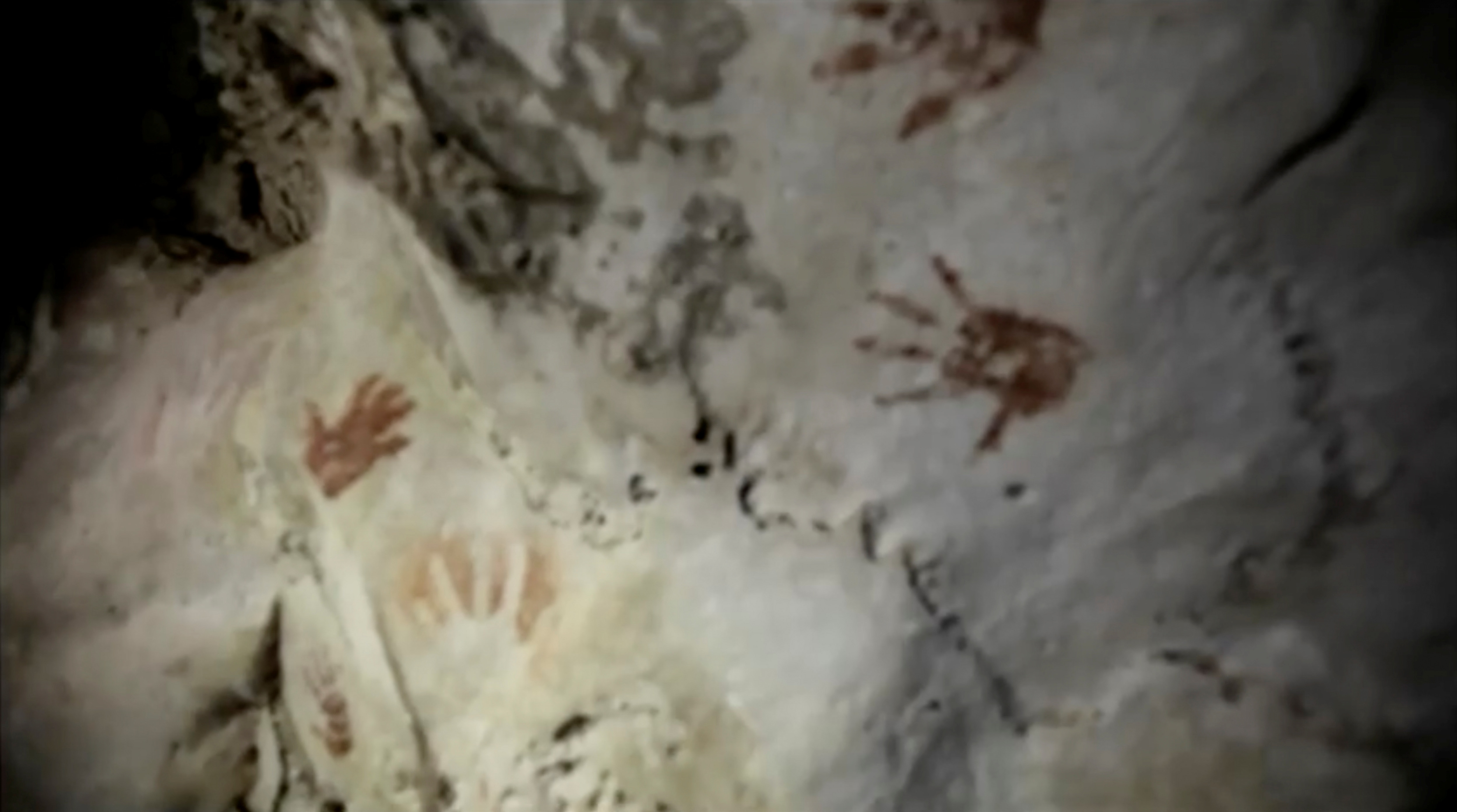 En México, una antigua cueva maya revela misteriosas huellas dibujadas a mano