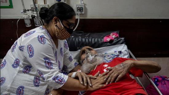 A man suffering from the coronavirus disease (COVID-19) is comforted by his daughter as he receives treatment inside the casualty ward at a hospital in New Delhi, India, May 1, 2021. REUTERS/Danish Siddiqui TPX IMAGES OF THE DAY (REUTERS) A man suffering from the coronavirus disease (COVID-19) is comforted by his daughter as he receives treatment inside the casualty ward at a hospital in New Delhi, India, May 1, 2021. REUTERS/Danish Siddiqui TPX IMAGES OF THE DAY (REUTERS)