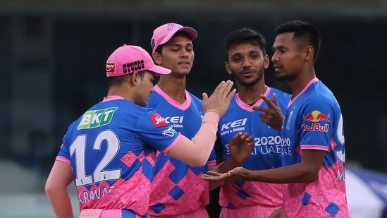 Mustafizur Rahman broke the opening stand by castling Manish Pandey on 31. He ended up picking two more wickets towards the end to finish on 3/20 in 4 overs.(IPL)