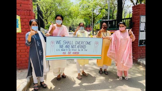 Teachers of Government Girls Model School in Sector 18, Chandigarh, with a banner of the campaign. (HT Photo)