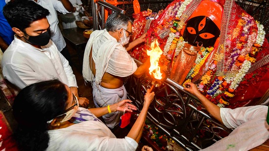  Mamata Banerjee visited Kalighat temple on Sunday, (PTI)