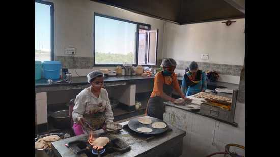 The Roti Bank currently caters to 150-170 patients daily. (HT Photo) The Roti Bank currently caters to 150-170 patients daily. (HT Photo)