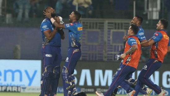 Hardik Pandya celebrates the win with Kieron Pollard. (IPL)