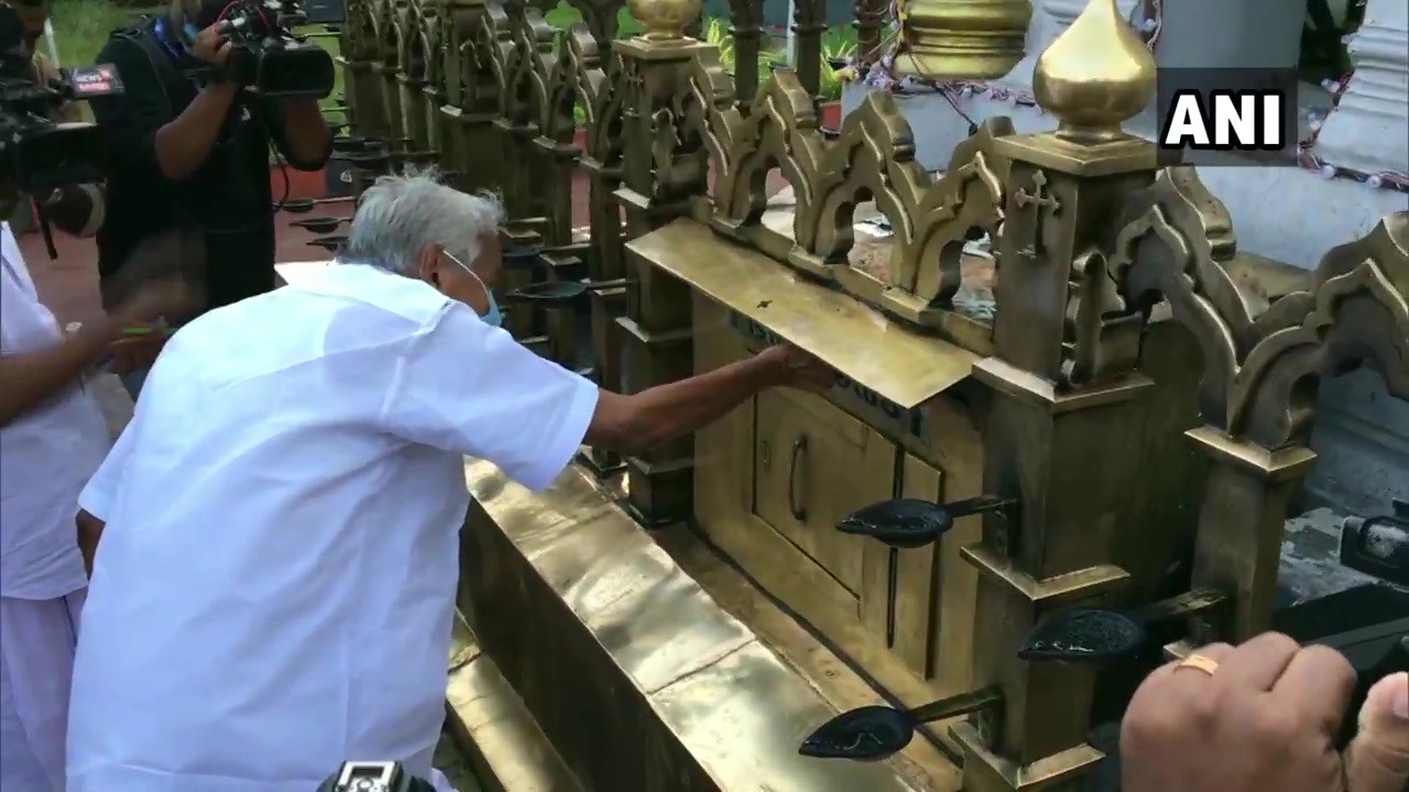 Congress' Oommen Chandy at Puthuppally Church. (Image courtesy: ANI) Congress' Oommen Chandy at Puthuppally Church. (Image courtesy: ANI)