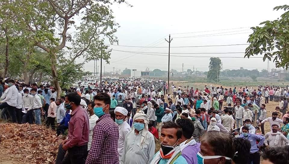 Huge crowds gathers in front of counting centres in Bareily. (HT Photo) Huge crowds gathers in front of counting centres in Bareily. (HT Photo)