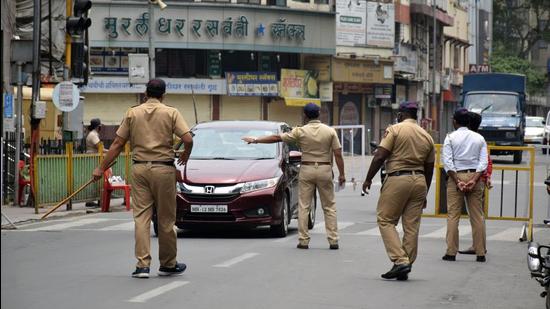 Police in action against violators during weekend lockdown at Bajirao road in Pune, India, on Saturday. (Kalpesh Nukte/HT PHOTO) Police in action against violators during weekend lockdown at Bajirao road in Pune, India, on Saturday. (Kalpesh Nukte/HT PHOTO)