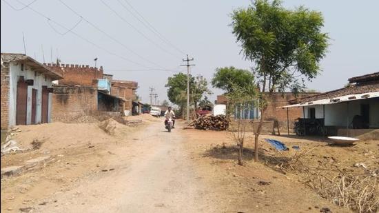 Scheduled Tribes (STs) constitute 20.7% of Sonbhadra’s population. Scheduled Tribes (STs) constitute 20.7% of Sonbhadra’s population.