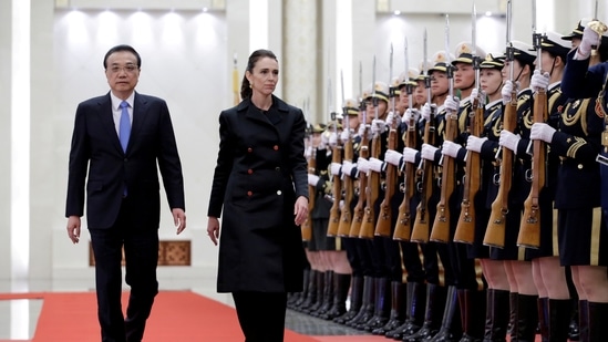 New Zealand prime minister Jacinda Ardern (R) and China's premier Li Keqiang attend a welcome ceremony at the Great Hall of the People in Beijing, China, on April 1, 2019. (Jason Lee / REUTERS)