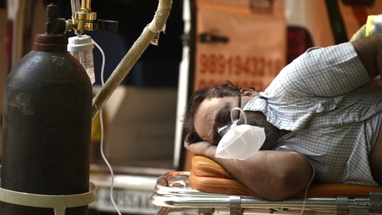 A Covid-19 patient on oxygen support provided by Hemkunt Foundation at sector-42 near the MCG office, in Gurugram, India, on Sunday, 02 May 2021. (Photo by Parveen Kumar/Hindustan Times) A Covid-19 patient on oxygen support provided by Hemkunt Foundation at sector-42 near the MCG office, in Gurugram, India, on Sunday, 02 May 2021. (Photo by Parveen Kumar/Hindustan Times)