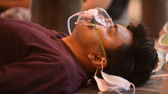 A Covid-19 patient on oxygen support provided by Hemkunt Foundation at sector-42 near the MCG office, in Gurugram, India, on Sunday, 02 May 2021. (Photo by Parveen Kumar/Hindustan Times) A Covid-19 patient on oxygen support provided by Hemkunt Foundation at sector-42 near the MCG office, in Gurugram, India, on Sunday, 02 May 2021. (Photo by Parveen Kumar/Hindustan Times)