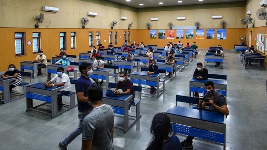 Schools across the city saw similar scenes on Day 1 of the expanded drive, which was rolled out two days late, owing to a shortage of doses in the city. (Photo by Amal KS/ Hindustan Times)(Amal KS/HT PHOTO) Schools across the city saw similar scenes on Day 1 of the expanded drive, which was rolled out two days late, owing to a shortage of doses in the city. (Photo by Amal KS/ Hindustan Times)(Amal KS/HT PHOTO)