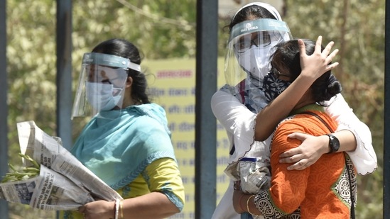 Relatives of a Covid-19 victim during the cremation, at a crematorium, in Sector 94, in Noida. ( Sunil Ghosh / Hindustan Times) Relatives of a Covid-19 victim during the cremation, at a crematorium, in Sector 94, in Noida. ( Sunil Ghosh / Hindustan Times)