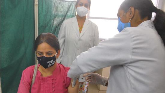 The issuance of test reports from government-run facilities are experiencing considerable delays, with not more than 1,000 samples being processed in a day due to the involvement of private players in the process of sample collection by UT hospitals. Only (HT FILE PHOTO) The issuance of test reports from government-run facilities are experiencing considerable delays, with not more than 1,000 samples being processed in a day due to the involvement of private players in the process of sample collection by UT hospitals. Only (HT FILE PHOTO)