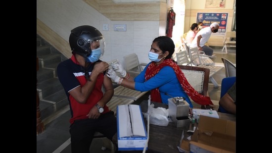 About 54% of total 12,885 fresh Covid-19 cases in Haryana on Monday were detected in Gurugram, Faridabad, Sonepat, Jhajjar, Rewari, Palwal and Nuh districts. (HT Photo) About 54% of total 12,885 fresh Covid-19 cases in Haryana on Monday were detected in Gurugram, Faridabad, Sonepat, Jhajjar, Rewari, Palwal and Nuh districts. (HT Photo)