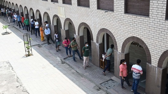 People queue to get a dose of the Covishield vaccine against the Covid-19 coronavirus at a school temporary converted into a vaccination centre in New Delhi on Monday(AFP) People queue to get a dose of the Covishield vaccine against the Covid-19 coronavirus at a school temporary converted into a vaccination centre in New Delhi on Monday(AFP)