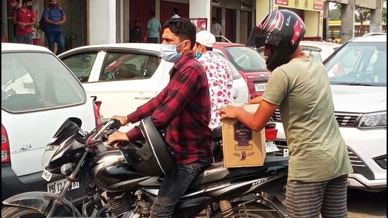 Heavy rush of bacchus lovers was seen at liquor vends on the Chandigarh-Haryana border. (Sant Arora/HT) Heavy rush of bacchus lovers was seen at liquor vends on the Chandigarh-Haryana border. (Sant Arora/HT)
