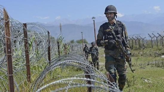 Pak Rangers opened unprovoked small arms fire at BSF personnel in Ramgarh sector in Jammu on Monday morning. (Hindustan Times/representative image) Pak Rangers opened unprovoked small arms fire at BSF personnel in Ramgarh sector in Jammu on Monday morning. (Hindustan Times/representative image)