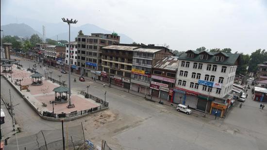 An empty locality in Srinagar on Tuesday. (Waseem Andrabi/Hindustan Times)