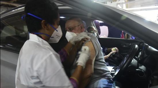 Drive-in vaccination facility opens at a Dadar parking lot in Mumbai, on Tuesday, May 4. (Anshuman Poyrekar/HT photo)