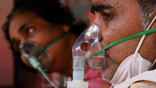 Covid-19 patients on oxygen support provided by a Gurdwara in Ghaziabad on May 1. India, battling a deadlier, more infectious second wave of the coronavirus, has now been clocking more than 300,000 daily Covid-19 cases for 13 days straight, HT reported.(Sajjad Hussain / AFP)