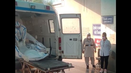 Till May 1, she had arranged the last rites of at least 700 people claimed by the virus. (HT Photo) Till May 1, she had arranged the last rites of at least 700 people claimed by the virus. (HT Photo)