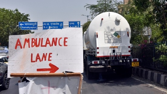 A truck carrying oxygen for Covid-19 patients, at Ring Road in New Delhi on May 3. As many as 320,289 patients were discharged in the last 24 hours and so far, and 16,613,292 people in total have recovered from the viral disease, according to the health ministry's data.(Sanjeev Verma / HT Photo)