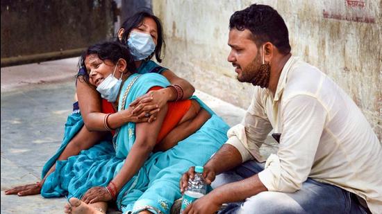 Patna: Family members mourn the death of a Covid-19 victim at Patna Medical College and Hospital (PMCH), during the second wave of the coronavirus pandemic on Monday. Patna: Family members mourn the death of a Covid-19 victim at Patna Medical College and Hospital (PMCH), during the second wave of the coronavirus pandemic on Monday.