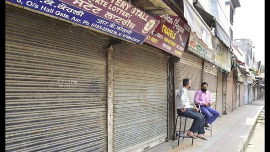 Liquor vends, grocery stores to remain open in Punjab on weekdays Liquor vends, grocery stores to remain open in Punjab on weekdays