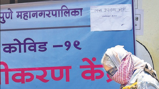 A senior citizen walks past a “no vaccine available” notice placed at Kalavatibai Mavale hospital, a vaccination centre at Narayan peth in Pune, on Monday. (KALPESH NUKTE/HT) A senior citizen walks past a “no vaccine available” notice placed at Kalavatibai Mavale hospital, a vaccination centre at Narayan peth in Pune, on Monday. (KALPESH NUKTE/HT)