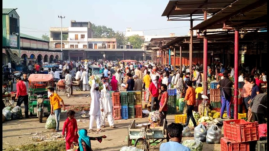 People were seen violating the lockdown at the new vegetable market in Rohtak on Tuesday. (Manoj Dhaka/HT) People were seen violating the lockdown at the new vegetable market in Rohtak on Tuesday. (Manoj Dhaka/HT)