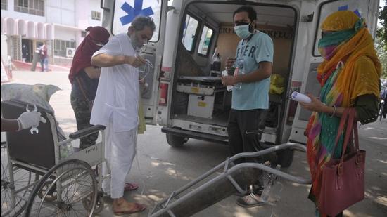 File photo: Relatives of Covid-19 patient carry an oxygen cylinder. (Deepak Gupta Hindustan Times) File photo: Relatives of Covid-19 patient carry an oxygen cylinder. (Deepak Gupta Hindustan Times)